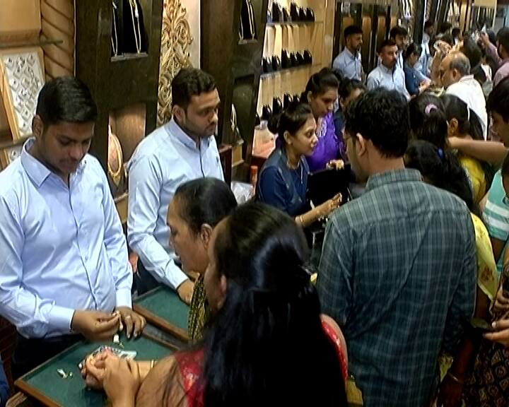 આજે ધનતેરસના શુભ મુહૂર્તમાં સોના અને ચાંદીની ખરીદી ઉતમ મનાય છે. ત્યારે સૌરાષ્ટ્રના શહેરોમાં પણ ધનતેરસની રોનક જોવા મળી હતી.