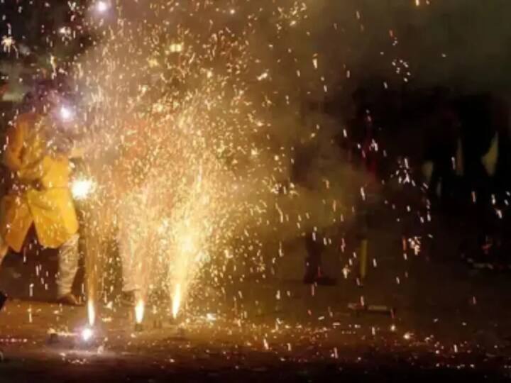 हालांकि, आज सुबह की बारिश ने यहां की हवा में काफी सुधार कर दिया. दिवाली से पहले इस बारिश ने दिल्ली का मौसम काफी खुशनुमा कर दिया है. AQI में भी पहले के मुकाबले काफी सुधार देखने को मिला है.