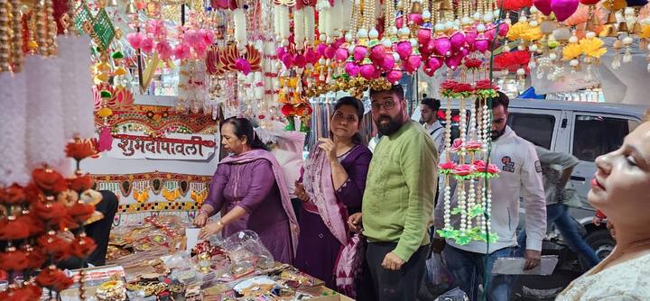 तस्वीरें पश्चिमी दिल्ली के तिलक नगर, आर्य समाज रोड, हनुमान मंदिर रोड और हस्तसाल रोड की हैं, जिनमें आप देख सकते हैं कि बाजार में सजावट के साथ दुकानदारों और खरीदारों दोनों के ही चेहरों पर खुशी के भाव हैं और लोग अपनी पसंदीदा सामानों की खरीदारी में व्यस्त हैं.