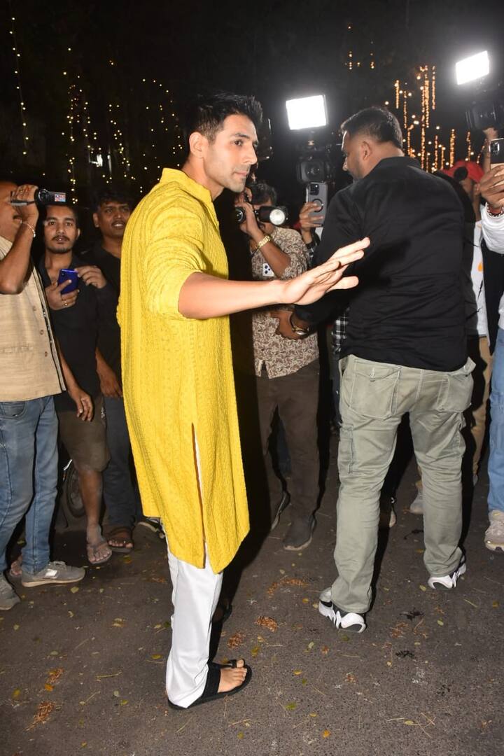 इस दौरान पैप्स ने कार्तिक आर्यन की जमकर तस्वीरें क्लिक कीं.