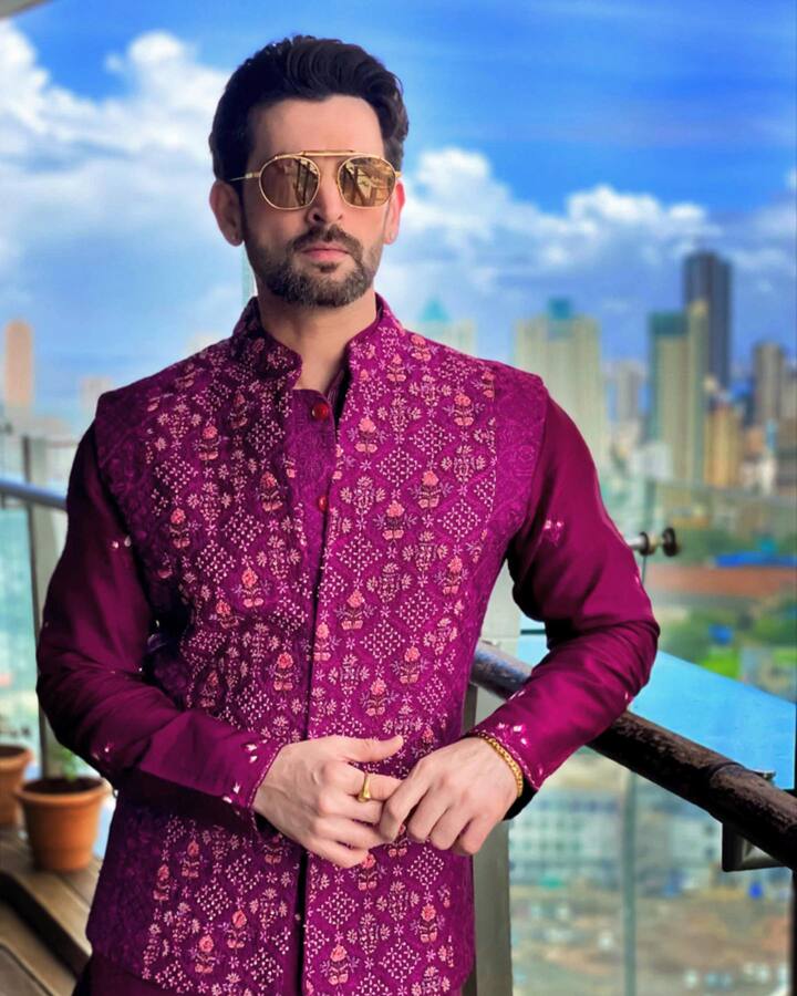 नील नितिन मुकेश दीपिका को काफी पसंद करते हैं और इस बात को वो एक शो के दौरान कह भी चुके हैं. दरअसल फिल्म में साथ काम करने से पहले ये दोनों एक दूसरे को बिल्कुल नहीं जानते थे. फिल्म में काम करने के दौरान दोनों के बीच अच्छी कैमिस्ट्री बन गई थी.