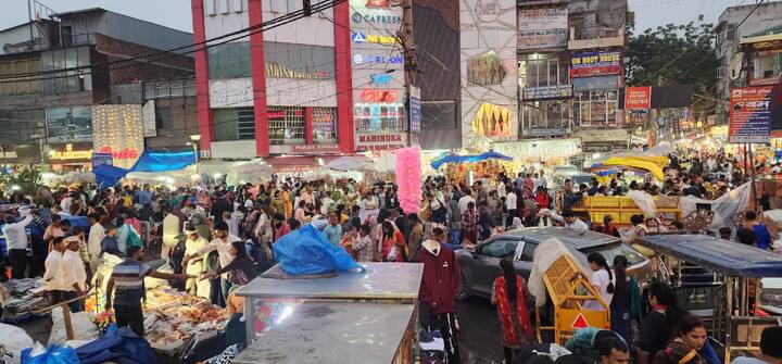 जिससे पूजा-पाठ की दुकानों के साथ मिठाइयों की दुकानों पर भी खूब भीड़ नजर आ रही है. आज धनतेरस के दिन लगभग हर दिन पर खरीदारों की भीड़ उमड़ी हुई है और धनतेरस के दिन बाजारों में खूब धन की वर्षा हो रही है.