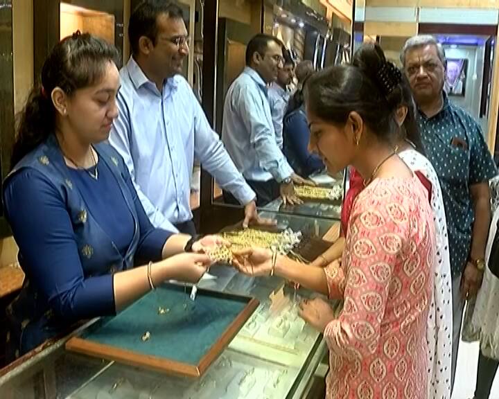 રાજકોટ ગોલ્ડ માર્કેટ ભાવ 22 કેરેટ નો ભાવ 56000 છે, ગઈકાલે 55400 22 કેરેટ નો ભાવ હતો, આજે પ્રતિ 10 ગ્રામ 22 કેરેટ 600 નો વધારો થયો છે.