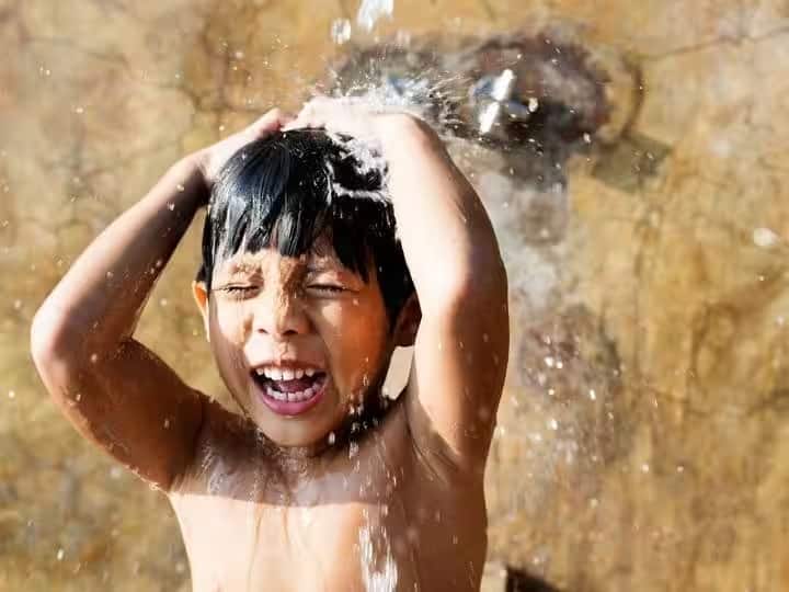 Whether bathing with hot or cold water will keep you healthy, know the experts opinion Hot vs Cold Showers: ગરમ કે ઠંડુ કયાં પાણીથી સ્નાન કરવું આપને રાખશે તંદુરસ્ત, જાણો એક્સ્પર્ટનો મત