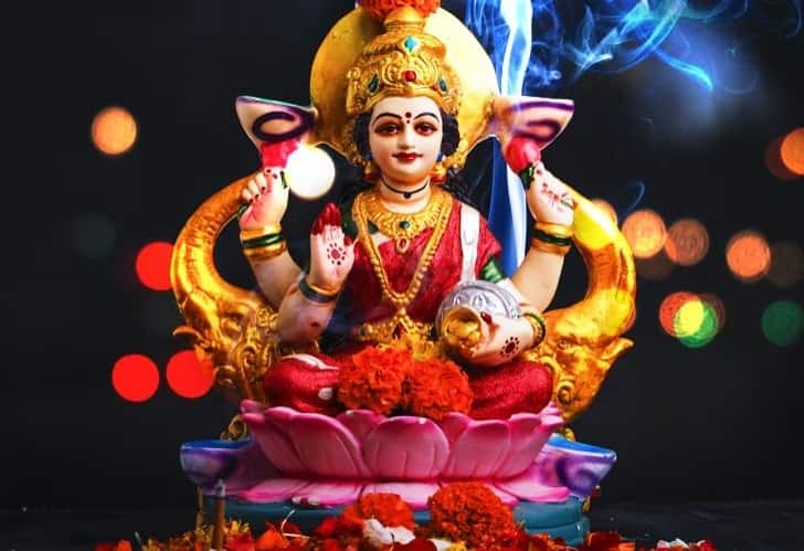 These are the 2 auspicious moments for Lakshmi Puja on Diwali, know the complete ritual of the Puja Diwali 2023: દિવાળીના દિવસે લક્ષ્મી પૂજા માટે આ 2 છે શુભ મૂહૂર્ત, જાણો પૂજાની સંપૂર્ણ વિધિ