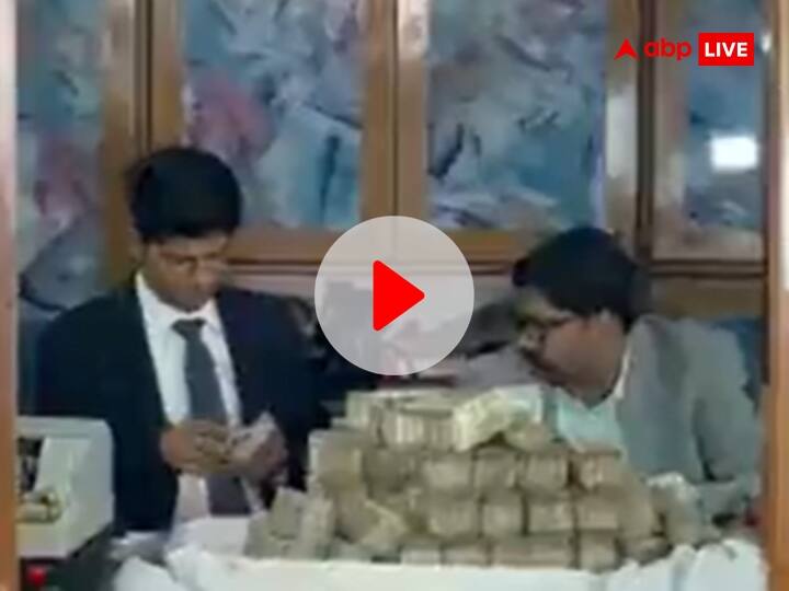 Jaipur News Crores of rupees and gold found in illegal locker of Ganpati Plaza Jaipur Watch: धनतेरस पर 'काले धन की वर्षा', जयपुर में अवैध लॉकर में मिले करोड़ों रुपये और सोना