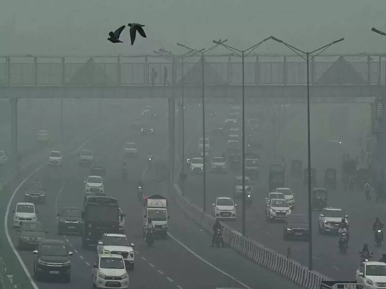Delhi Air pollution Sudden rain in Noida Gurugram improves AQI more showers likely today Delhi Pollution : யப்பா.. ஒரு வழியா நிம்மதி பெருமூச்சு.. மாசுபாட்டுக் கொடுமையில் இருந்து டெல்லிவாசிகளை காப்பாற்ற வந்த மழை