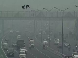 Delhi Pollution : யப்பா.. ஒரு வழியா நிம்மதி பெருமூச்சு.. மாசுபாட்டுக் கொடுமையில் இருந்து டெல்லிவாசிகளை காப்பாற்ற வந்த மழை