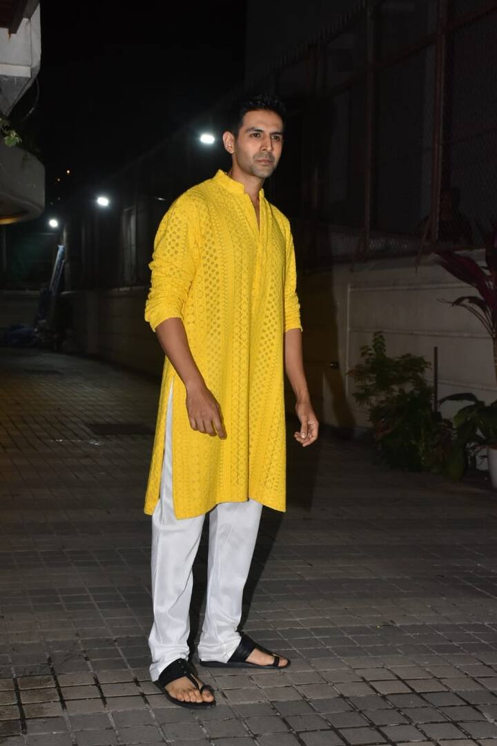 कार्तिक ने येलो कु्र्ते के साथ सफेद पायजामा पहना था. इस लुक में शहजादा एक्टर बेहद हैंडसम लग रहे थे.