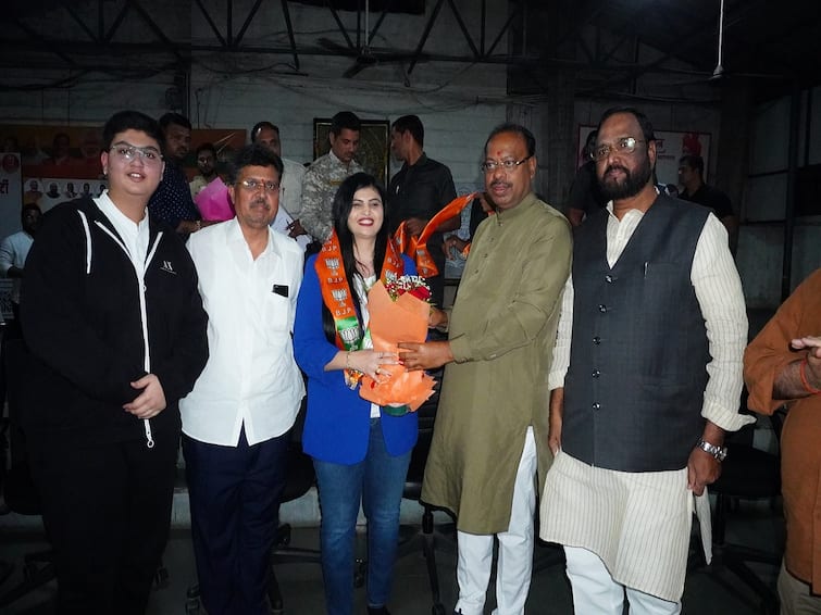 Tirumala Group Owner Suresh Kute and his Wife Archana Kute join BJP in Presence of Maharashtra BJP President Chandrashekhar Bawankule at Nagpur Maharashtra Tirumala : महिनाभरापूर्वी  कार्यालयांवर आयकर विभागाचे छापे, महाराष्ट्रातील उद्योजकाने आज भाजपात केला प्रवेश