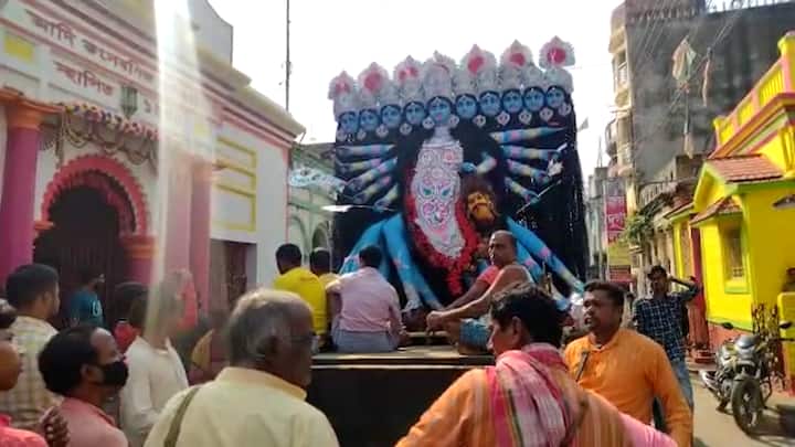 জেলার বিভিন্ন প্রান্ত থেকে ভক্তরা এখানে পুজো দিতে আসেন। পুজোর আগে এক বিশাল শোভাযাত্রা সহকারে প্রতিমা নিয়ে আসা হয় মন্দিরে। তন্ত্র মতে পুজো হয় মহাকালীর। এমনকি বলি পর্যন্ত হয় এখানে।