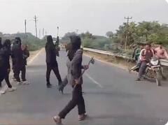 यूपी के इस शहर में दिवाली से पहले डाकू बनकर निकलते हैं युवा, जानें- क्या है अनोखी परंपरा