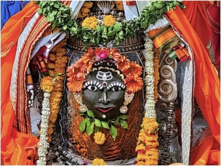 Jyotirlingas Tour: शिव भक्तों के लिए भारतीय रेलवे समय-समय पर कई तरह के टूर पैकेज लेकर आता रहता है. आज हम आपको ऐसे ही एक ज्योतिर्लिंग टूर पैकेज के बारे में बता रहे हैं.