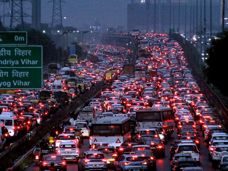 Delhi NCR Traffic News Heavy Rain Dhanteras Shopping Create Traffic Snarl Visuals Surface Happy Diwali 2023 Heavy Rain, Dhanteras Shopping Create Traffic Snarl In Delhi-NCR, Visuals Surface