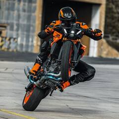 New KTM 990 Duke: राइडिंग के शौकीनों के ‘दिल की धड़कन’ है ये बाइक, यकीन न हो तो तस्वीरें देखकर लीजिये