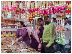 Dhanteras 2023: दिल्ली में धनतेरस पर बाजारों में दिखी रौनक, लोगों ने जमकर की खरीदारी