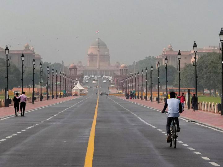 Delhi Rain: दिल्ली में हुई बारिश ने लोगों को दोहरी राहत दी. एक राहत बढ़ते प्रदूषण से तो वहीं दूसरी राहत ऑड ईवन को लेकर.