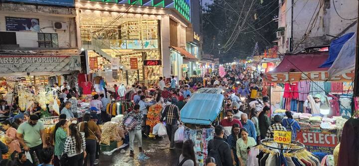 इसके अलावा आज पूजा के सामान, प्रसाद के लिए लड्डू-मिठाईयां, फूल-माला और सजावट के सामान भी खूब बिक रहे हैं.