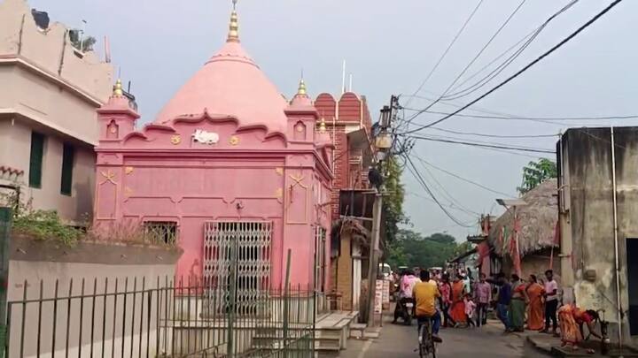 বামদেবের মন্দিরেই মায়ের পুজো হয়। দূরদূরান্ত থেকে বহু মানুষ আসেন এই পুজো দেখত।