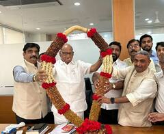 कार्यकर्त्यांकडून शरद पवारांना ड्रायफ्रूट्सचा हार भेट