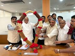 कार्यकर्त्यांकडून शरद पवारांना ड्रायफ्रूट्सचा हार भेट