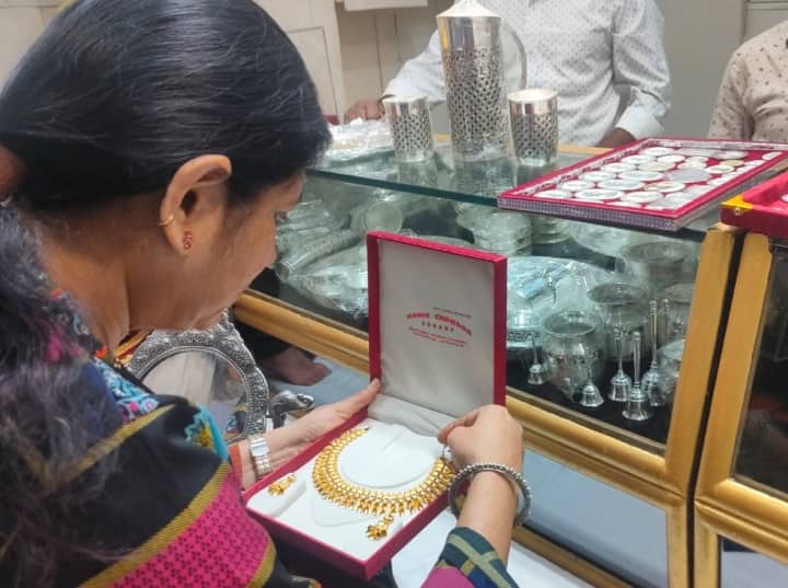Dhanteras 2023 Gold Shopping in Varanasi: देशभर में धनतेरस पर्व को लेकर तैयारी शुरू हो चुकी है. इसी कड़ी में बनारस में भी सोना चांदी आभूषण और बर्तन खरीदने के लिए लोग खासा उत्साहित हैं.