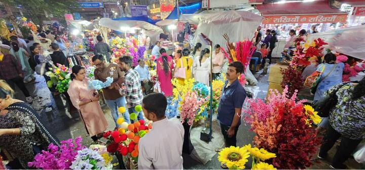 बात करें आज की जा रही खरीदारियों की तो आज के दिन सोने-चांदी और आभूषणों की खरीदारी का काफी महत्व है और लोग अपने बजट के अनुसार सोने-चांदी के सिक्के या फिर आभूषणों की खरीदारी कर रहे हैं.