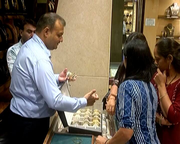 રાજકોટ સોની બજારમાં શુકનવંતી ખરીદી માટે ગ્રાહકો ઉમટ્યાં હતા. ગઈકાલે 55400 22 કેરેટ નો ભાવ હતો આજે પ્રતિ 10 ગ્રામ 22 કેરેટ 600 નો વધારો થયો છે.