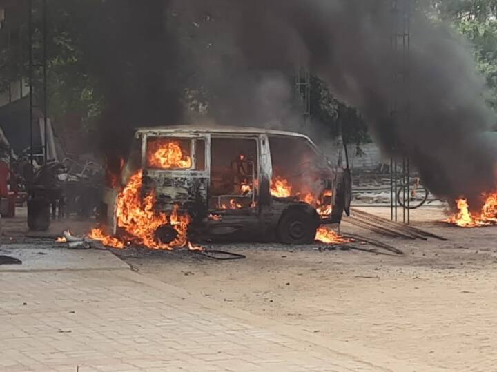 Unnao Maruti Van catches fire accident happened While refilling gas in school campus 50 Children rescued ANN Unnao Fire: स्कूल कैंपस में गैस रिफिल करते समय आग का गोला बनी मारुति वैन, 50 बच्चों का किया गया रेस्क्यू