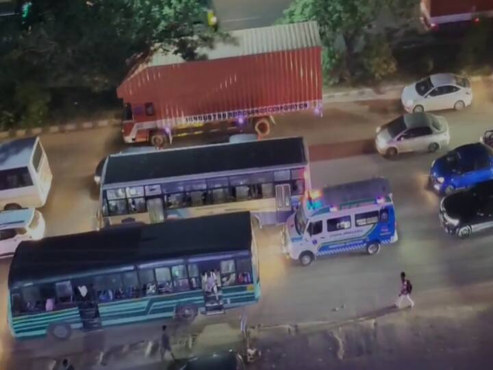 Diwali 2023 Chennai ambulance struck traffic singaperumal temple area சொந்த ஊர் படையெடுக்கும் மக்கள்! போக்குவரத்து நெரிசலில் சிக்கிய ஆம்புலன்ஸ் - சென்னை புறநகரில் அவலம்