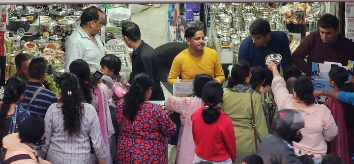 लोग चांदी, स्टील, पीतल के अलावा विभिन्न प्रकार के बर्तनों, लड्डू गोपाल की चांदी-पीतल की मूर्तियां, लक्ष्मी गणेश के सिक्के, मूर्तियां और चांदी के नोटों की भी खूब खरीदारी कर रहे हैं.