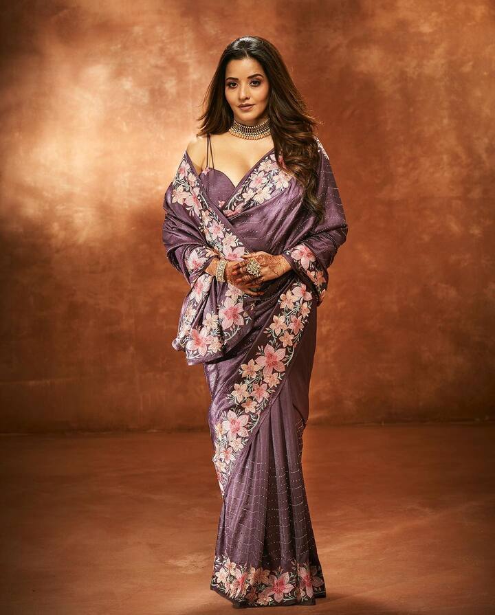  મોનાલિસા કેમેરાની સામે પોતાની સુંદરતા એવી રીતે બતાવે છે કે દર્શકો પણ તેની સુંદરતાના વખાણ કર્યા વગર પોતાને રોકી શકતા નથી.