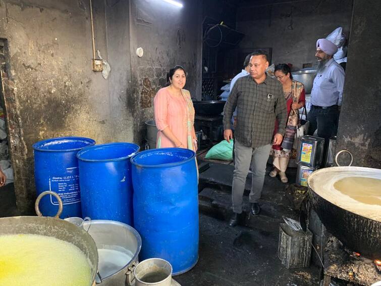 SDM Nakodar, DC Jalandhar conducts inspection at sweet shops to check adulteration  Raid: ਜਲੰਧਰ 'ਚ ਫੂਡ ਸੇਫ਼ਟੀ ਵਿਭਾਗ ਦੀ ਮਠਿਆਈ ਦੀਆਂ ਦੁਕਾਨਾਂ 'ਤੇ ਰੇਡ, ਕਈ ਦੁਕਾਨਾਂ ਤੋਂ ਭਰੇ ਸੈਂਪਲ