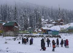 Kashmir Snowfall : काश्मीरमध्ये पांढऱ्याशुभ्र बर्फाची चादर, पाहा फोटो