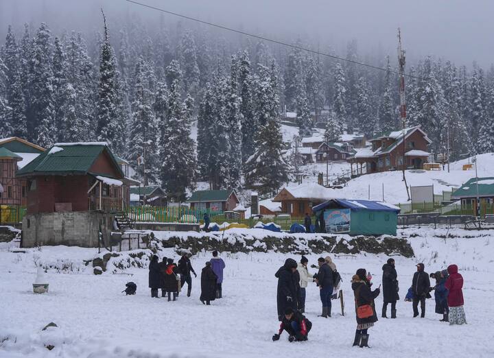 Kashmir SnowFall : शुक्रवारी (10 नोव्हेंबर) सकाळी काश्मीरच्या उंच भागात हिमवृष्टी झाली, तर मैदानी भागात पावसामुळे दिवसाचे तापमान घसरले.