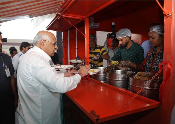 રાજ્યભરમાં આશરે ૭૫,૦૦૦ જેટલાં શ્રમિકો લાભાન્વિત થશે. મુખ્યમંત્રીએ પોતે વૈષ્ણોદેવી ખાતે નવા શરૂ થયેલ ભોજન કેન્દ્રની મુલાકાત લઈને શ્રમિકો સાથે બેસીને ભોજન કર્યું હતું તેની વિગતો તેમણે આપી હતી.