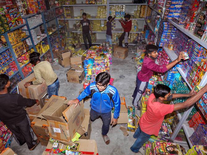 UP DGP Headquarters Issued Guidelines Check Instructions Regarding  Firecracker Shops ANN | UP News: दिवाली पर यूपी में पटाखों की दुकानों को लेकर  क्या हैं दिशा-निर्देश, यहां जानें सब कुछ