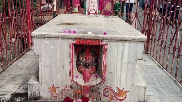 শোনা যায়, কালীপুজো দিন আমাবস্যা রাতে সাধক বামাক্ষ্যাপা তারাপীঠের মহাশশ্মান থেকে গ্রামে এসে মায়ের পুজো করতেন।