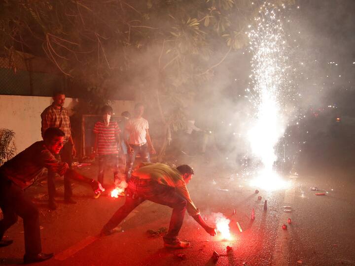 अब बात करें साल 2022 के दिवाली की तो दिवाली से एक दिन पहले तक दिल्ली का एक्यूआई 259 रहा और दिवाली वाले दिन ये 312 तक पहुंच गया था.