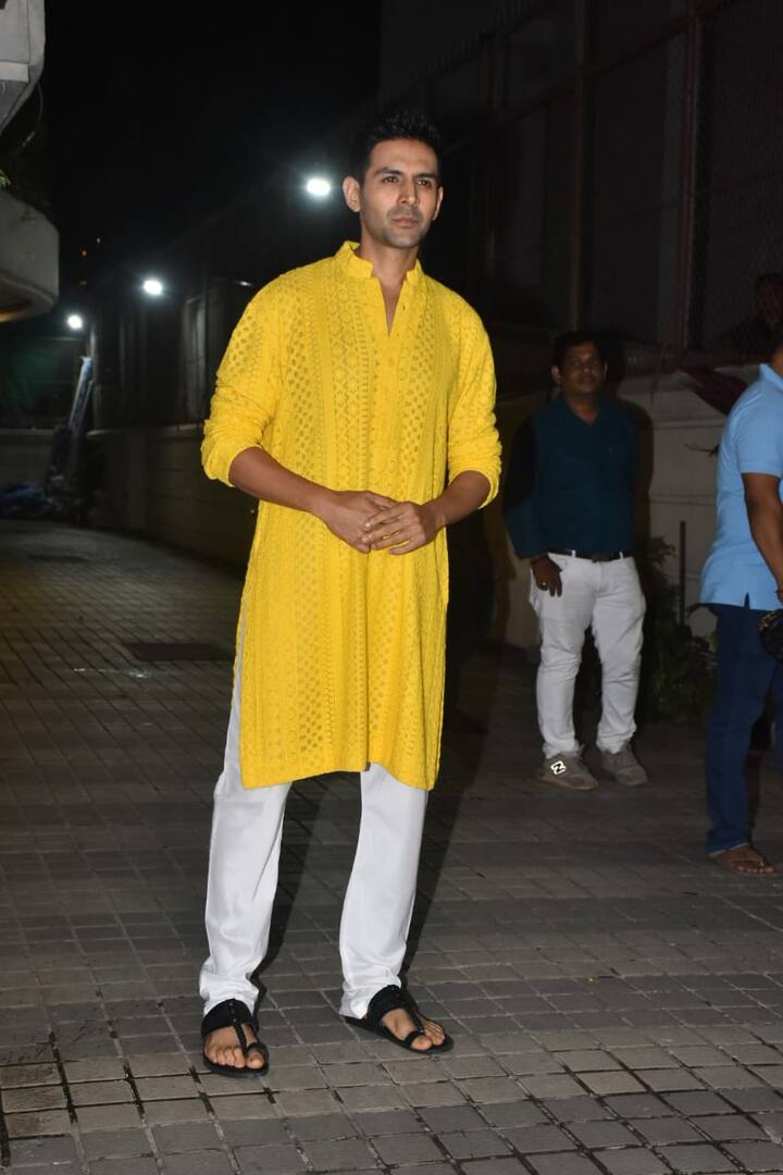 સારા અલી ખાનનો એક્સ બોયફ્રેન્ડ કાર્તિક દિવાળી પાર્ટીમાં ખૂબ જ હેન્ડસમ લાગી રહ્યો હતો.