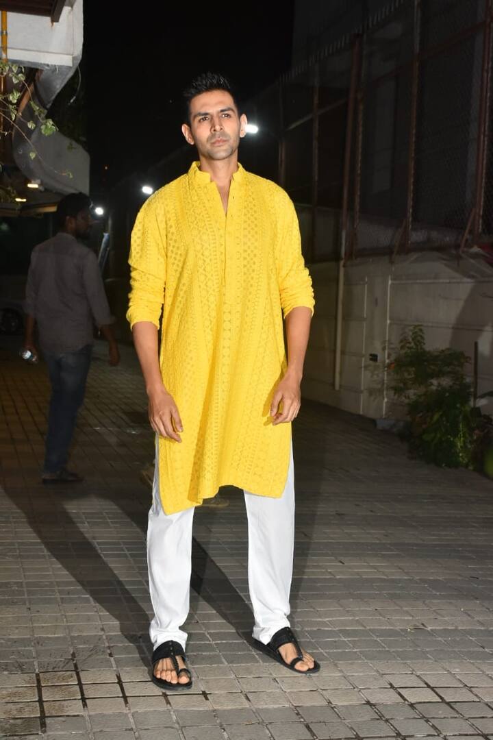 कार्तिक ने भी कैमरे के लिए कईं पोज दिए और खूूब तस्वीरें क्लिक कराईं जो अब सोशल मीडिया पर वायरल हो रही हैं.