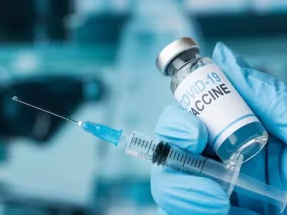 कोरोनाच्या नव्या व्हेरियंटबाबत बोलायचं झालं तर, सध्या पुन्हा एकदा कोविड JN.1 हा नवा व्हेरियंट अनेक रुग्णांमध्ये आढळून आला आहे. कोरोनाच्या नव्या व्हेरियंटमुळे जगाची धाकधूक पुन्हा एकदा वाढली आहे. नव्या व्हेरियंटमुळे शास्त्रज्ञांची चिंता आणखी वाढली आहे.