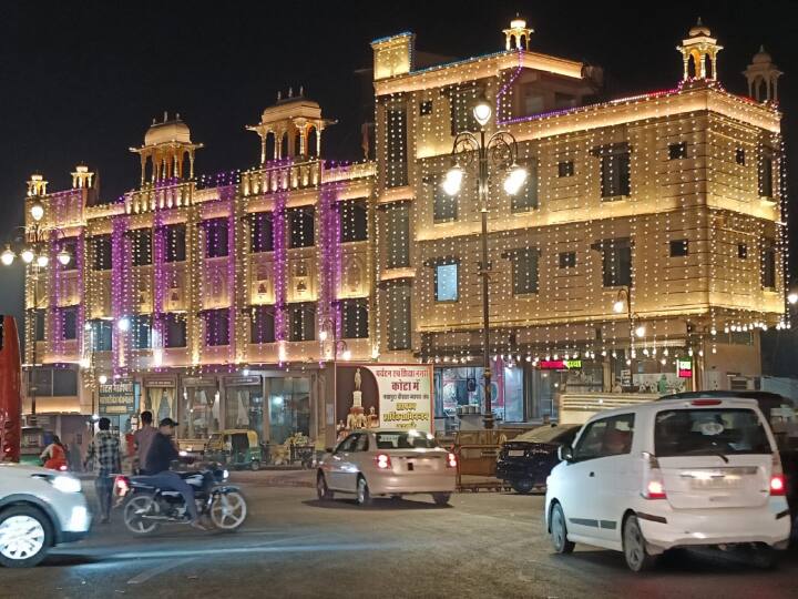 Kota Diwali 2023: राजस्थान के कोटा शहर में धनतेरस के अवसर पर लोगों ने खूब खरीदारी की. वहीं मार्केट में जबरदस्त भीड़ भी दिखाई दी. साथ ही शहर में लाइटिंग की व्यवस्था बेहद ही बेहतरीन की गई है.