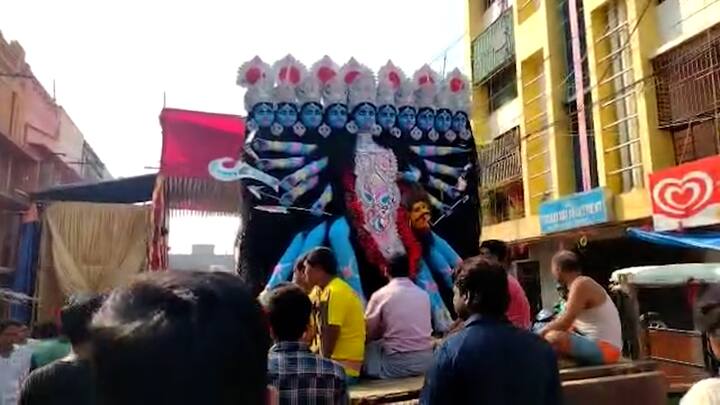 মালদার ইংরেজবাজার শহরের গঙ্গাবাগের ইংরেজবাজার ব্যায়াম সমিতির কালীপুজো এখন দশ মাথার মহাকালী নামেই পরিচিত। ইংরেজবাজার ব্যায়াম সমিতি ক্লাবের প্রতিষ্ঠাতা করেছিলেন কমলকৃষ্ণ চৌধুরী। তিনি কেষ্ট মাস্টার নামে পরিচিত ছিলেন।
