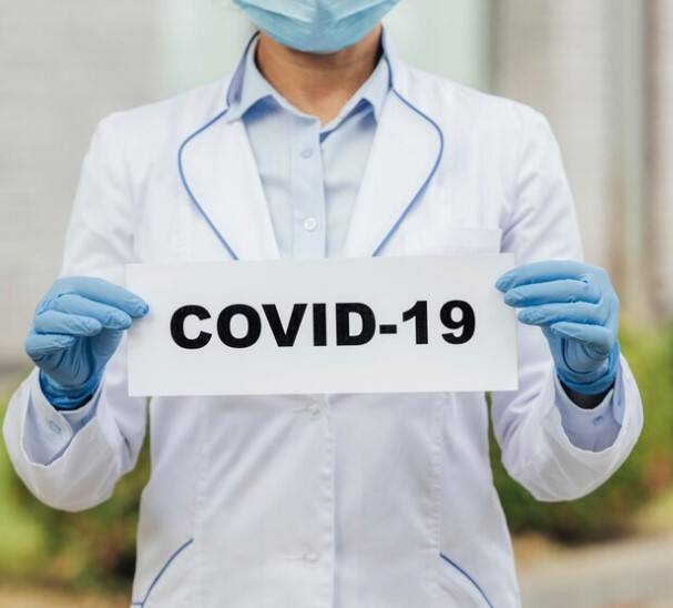 ਹਰ ਰੋਜ਼ ਅਸੀਂ ਇਸ ਦੇ ਨਵੇਂ ਰੂਪਾਂ ਬਾਰੇ ਪੜ੍ਹਦੇ ਹਾਂ। ਇਨ੍ਹੀਂ ਦਿਨੀਂ, ਕੋਵਿਡ ਜੇਐਨ.1 ਦਾ ਨਵਾਂ ਰੂਪ ਇੱਕ ਵਾਰ ਫਿਰ ਦੁਨੀਆ ਵਿੱਚ ਚਰਚਾ ਦਾ ਵਿਸ਼ਾ ਬਣ ਗਿਆ ਹੈ। ਹੁਣ ਵਿਗਿਆਨੀਆਂ ਲਈ ਇਹ ਚਿੰਤਾ ਦਾ ਵਿਸ਼ਾ ਬਣ ਗਿਆ ਹੈ ਕਿ ਕੀ ਇਹ ਕਦੇ ਖ਼ਤਮ ਹੋਵੇਗਾ ਜਾਂ ਸਮੇਂ-ਸਮੇਂ 'ਤੇ ਇਸ ਦਾ ਰੂਪ ਬਦਲੇਗਾ ਜਾਂ ਨਹੀਂ।