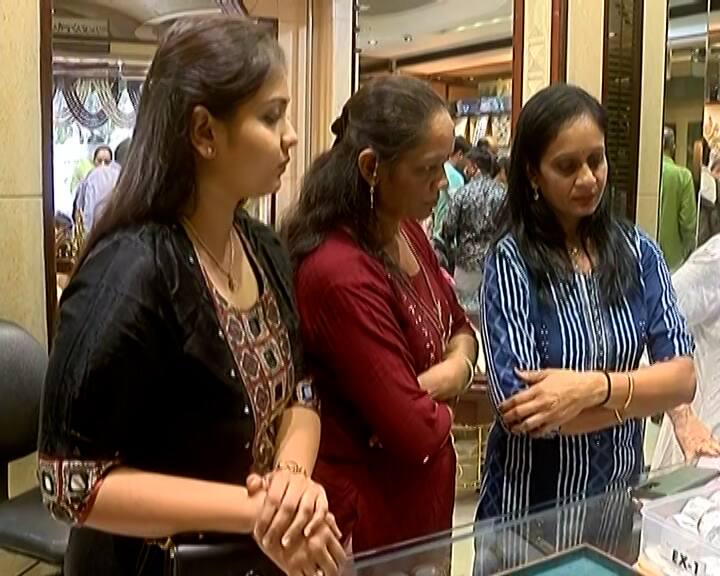 ધનતેરસના અવસરે સોના-ચાંદી અને પિતળના વાસણની ખરીદીનું ખૂબ જ મહત્વ છે. કહેવાય છે કે, આજના દિવસે કરેલી વસ્તુ તેર ગણી થાય છે. તેથી જ સોના ચાંદીની ખરીદી કરવાનું મહત્વ છે.