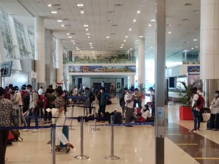 Chennai airport is crowded with passengers. After this Salem, Thoothukudi, Madurai, Trichy and Coimbatore flight ticket prices have rocketed today and tomorrow விமான நிலையமா பேருந்து நிலையமா ? குவியும்  பொதுமக்களால்  டிக்கெட் விலை உயர்வு..!