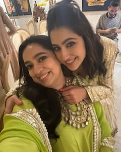 दिवाली पार्टी में सारा अली खान ने की मां अमृता सिंह के साथ ट्विनिंग, सामने आईं इनसाइड तस्वीरें