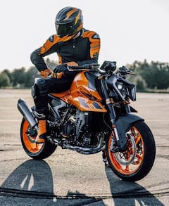 New KTM 990 Duke: राइडिंग के शौकीनों के ‘दिल की धड़कन’ है ये बाइक, यकीन न हो तो तस्वीरें देखकर लीजिये