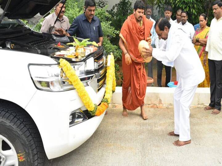 Telangana Chief Minister  K Chandrasekhar Rao Does Not Own A Car Shows His election Affidavit கட்சி சின்னம் காரா இருந்தாலும் அவருக்கு சொந்தமா ஒரு கார் கூட இல்லையாம்... கேசிஆரின் சொத்து விவரம்